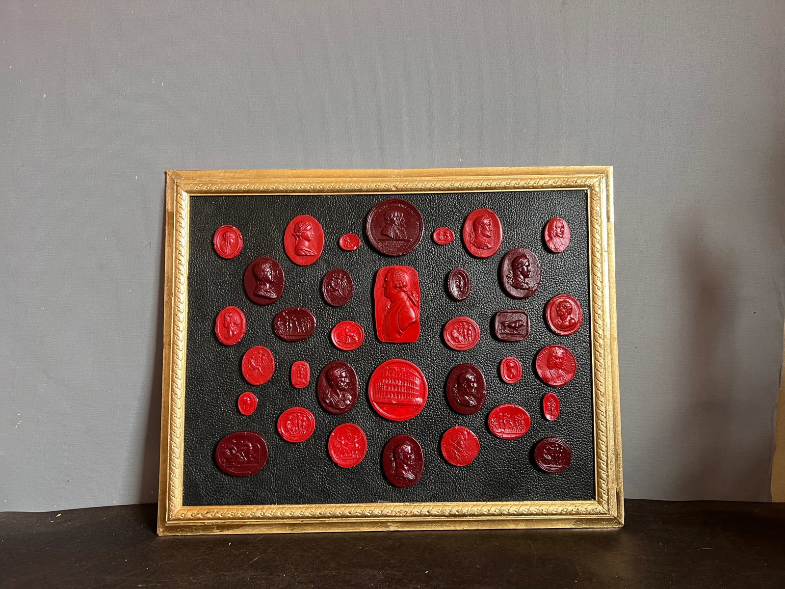 #156 Grand Tour Revival Waxed Red Intaglio Arrangement on the Leather in Gilt Frame - 6