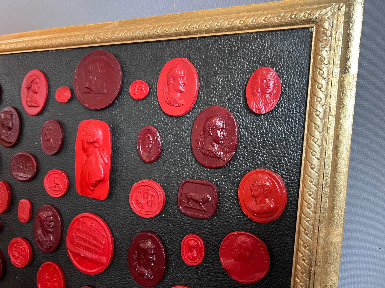 #156 Grand Tour Revival Waxed Red Intaglio Arrangement on the Leather in Gilt Frame - 7