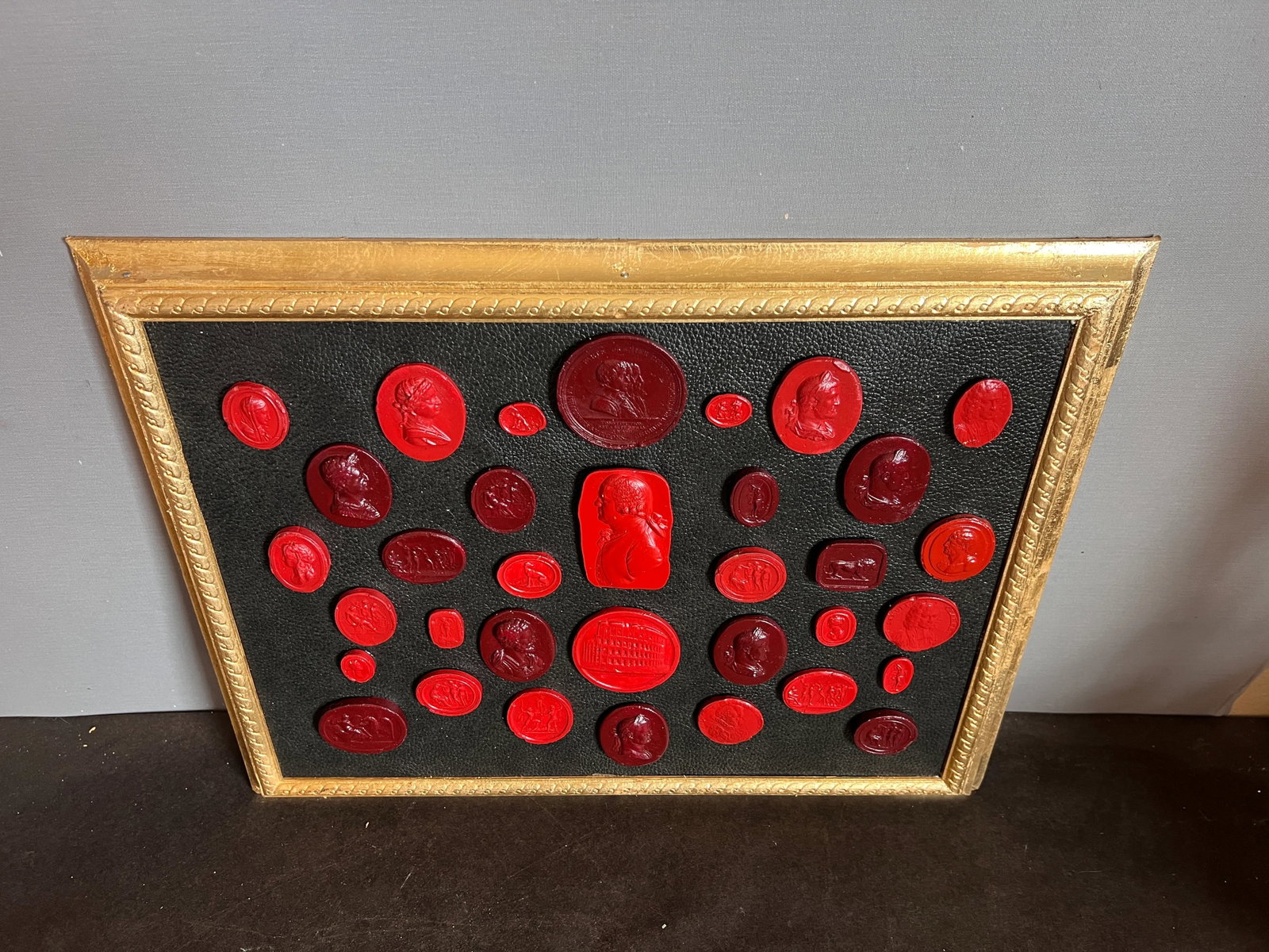 #156 Grand Tour Revival Waxed Red Intaglio Arrangement on the Leather in Gilt Frame - 8