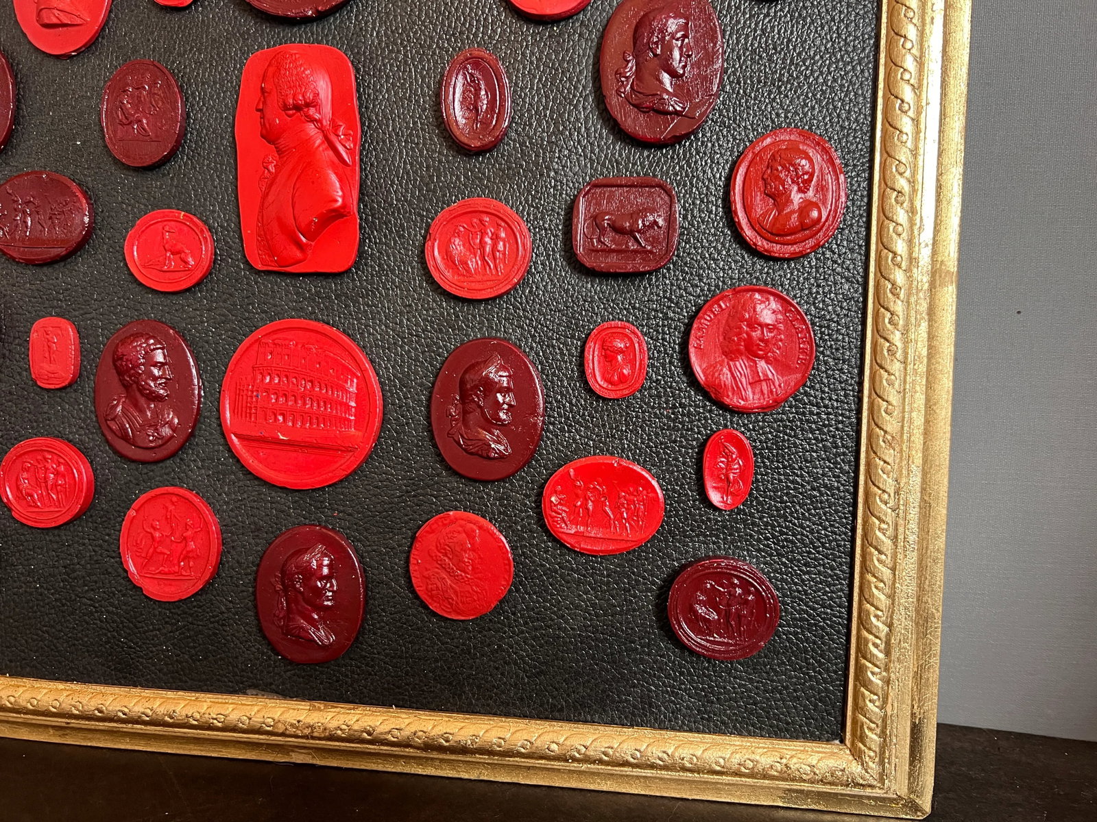 #156 Grand Tour Revival Waxed Red Intaglio Arrangement on the Leather in Gilt Frame - 9