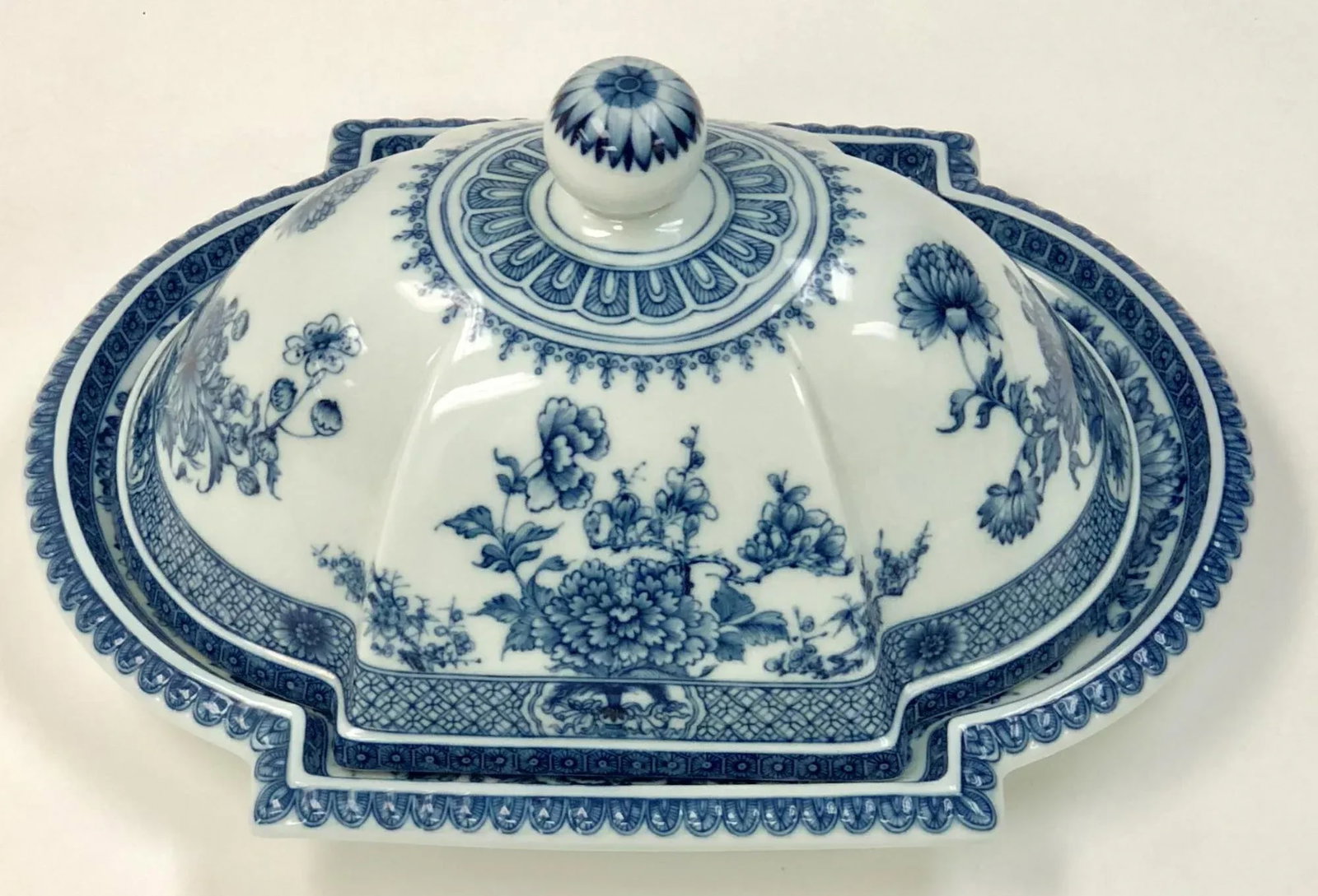 Late 20th Century Mottahedeh Porcelain Reproduction Chinese Export Covered Dish - 3