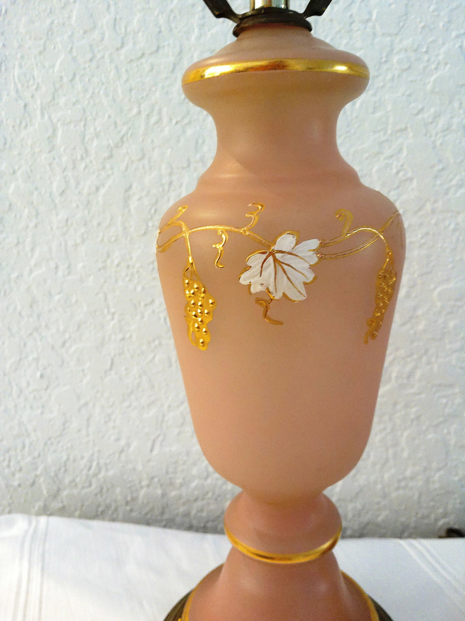 1950s Pink Frosted Glass Grape Vine Lamps, a Pair - 3