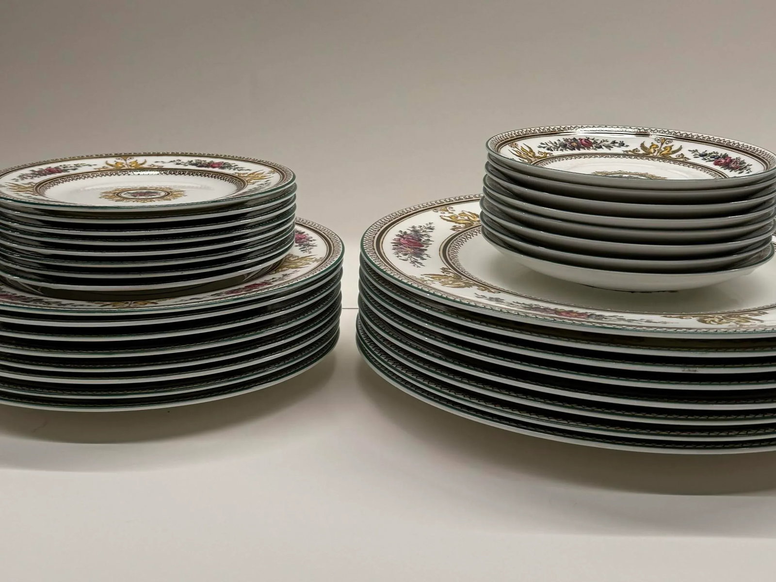 1988 Wedgewood Porcelain Hand-Painted W595 "Columbia" Plates - Lot of 32 Pieces - 3