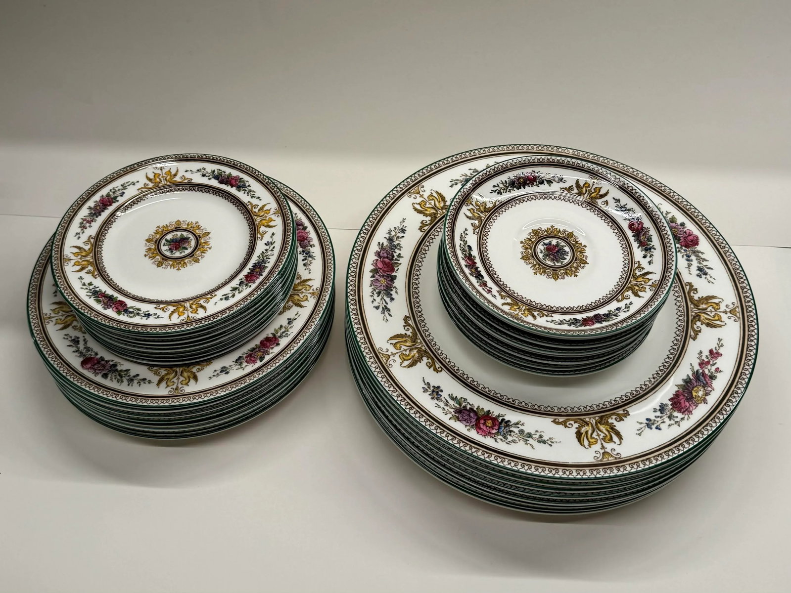 1988 Wedgewood Porcelain Hand-Painted W595 "Columbia" Plates - Lot of 32 Pieces - 4