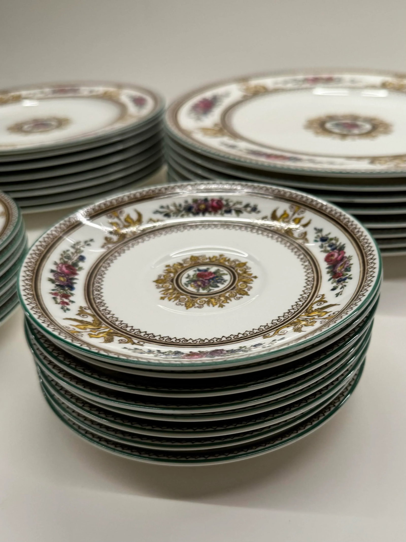 1988 Wedgewood Porcelain Hand-Painted W595 "Columbia" Plates - Lot of 32 Pieces - 5