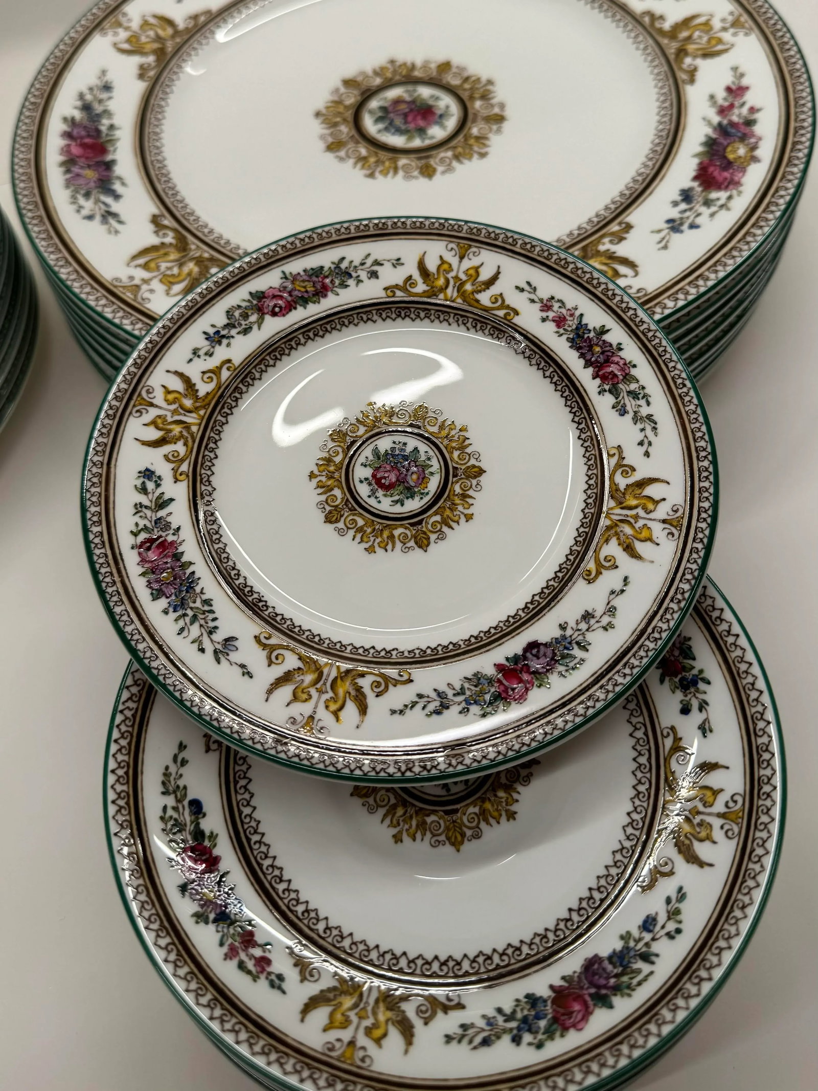 1988 Wedgewood Porcelain Hand-Painted W595 "Columbia" Plates - Lot of 32 Pieces - 7