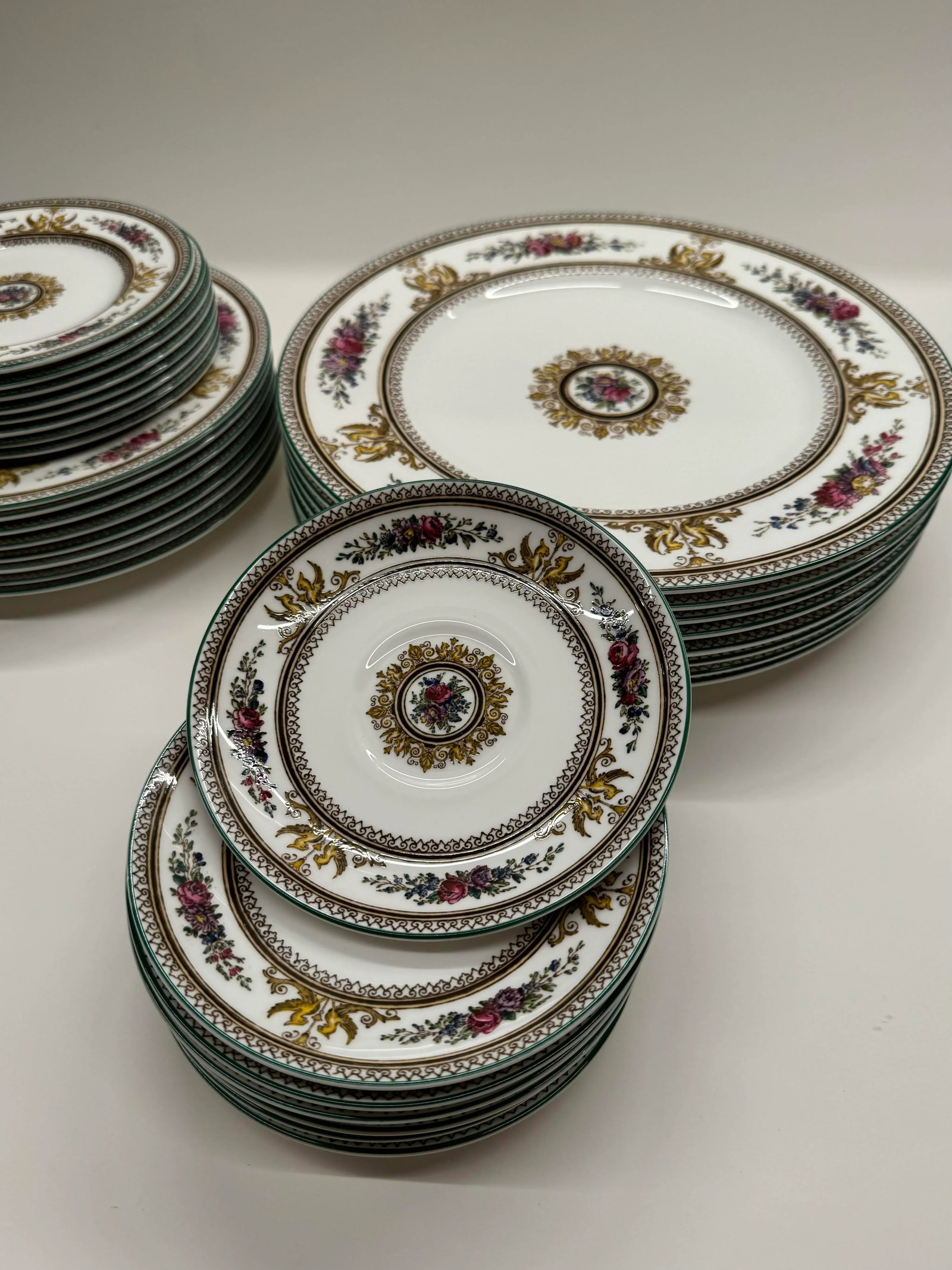 1988 Wedgewood Porcelain Hand-Painted W595 "Columbia" Plates - Lot of 32 Pieces - 8