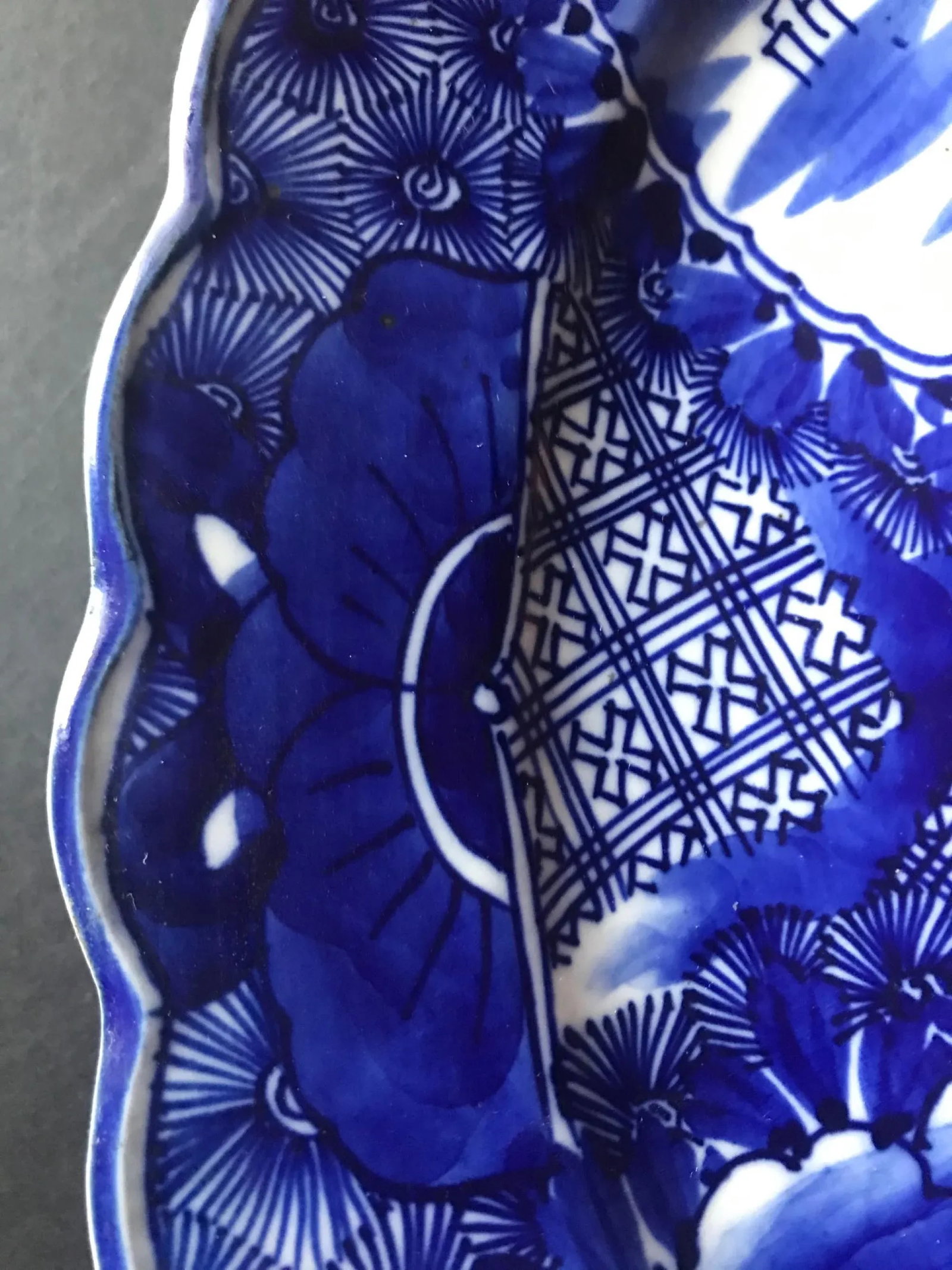 18th Century Imari Blue and White Round Scalloped Japanese Oversized Platter - 11