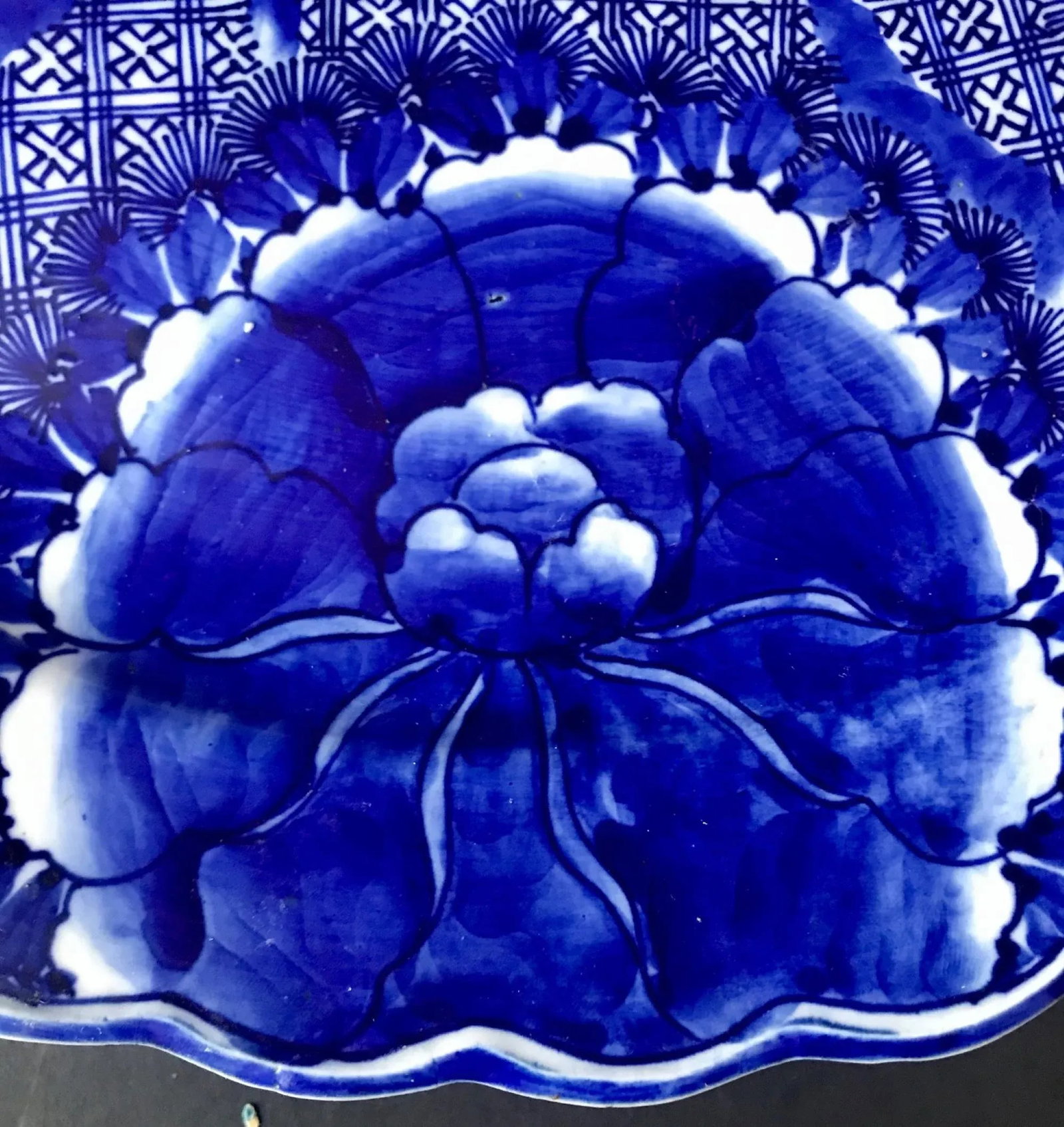 18th Century Imari Blue and White Round Scalloped Japanese Oversized Platter - 4