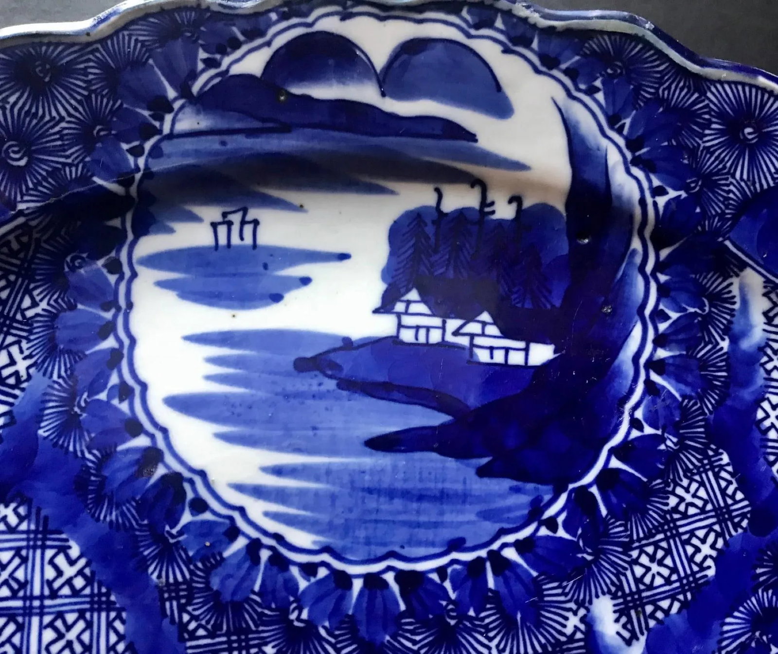 18th Century Imari Blue and White Round Scalloped Japanese Oversized Platter - 5