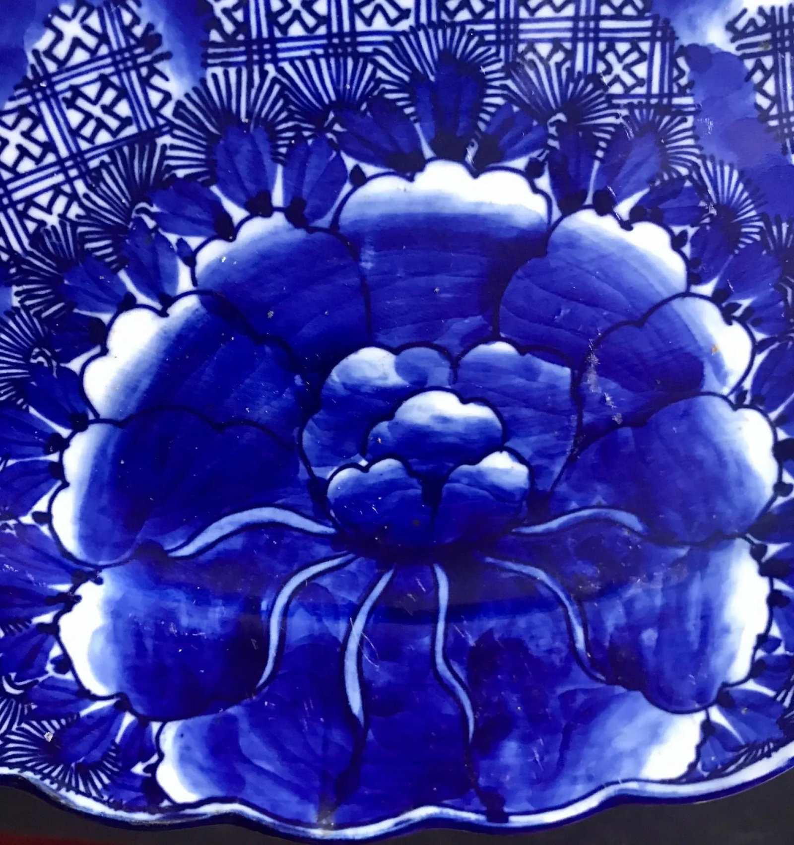 18th Century Imari Blue and White Round Scalloped Japanese Oversized Platter - 6