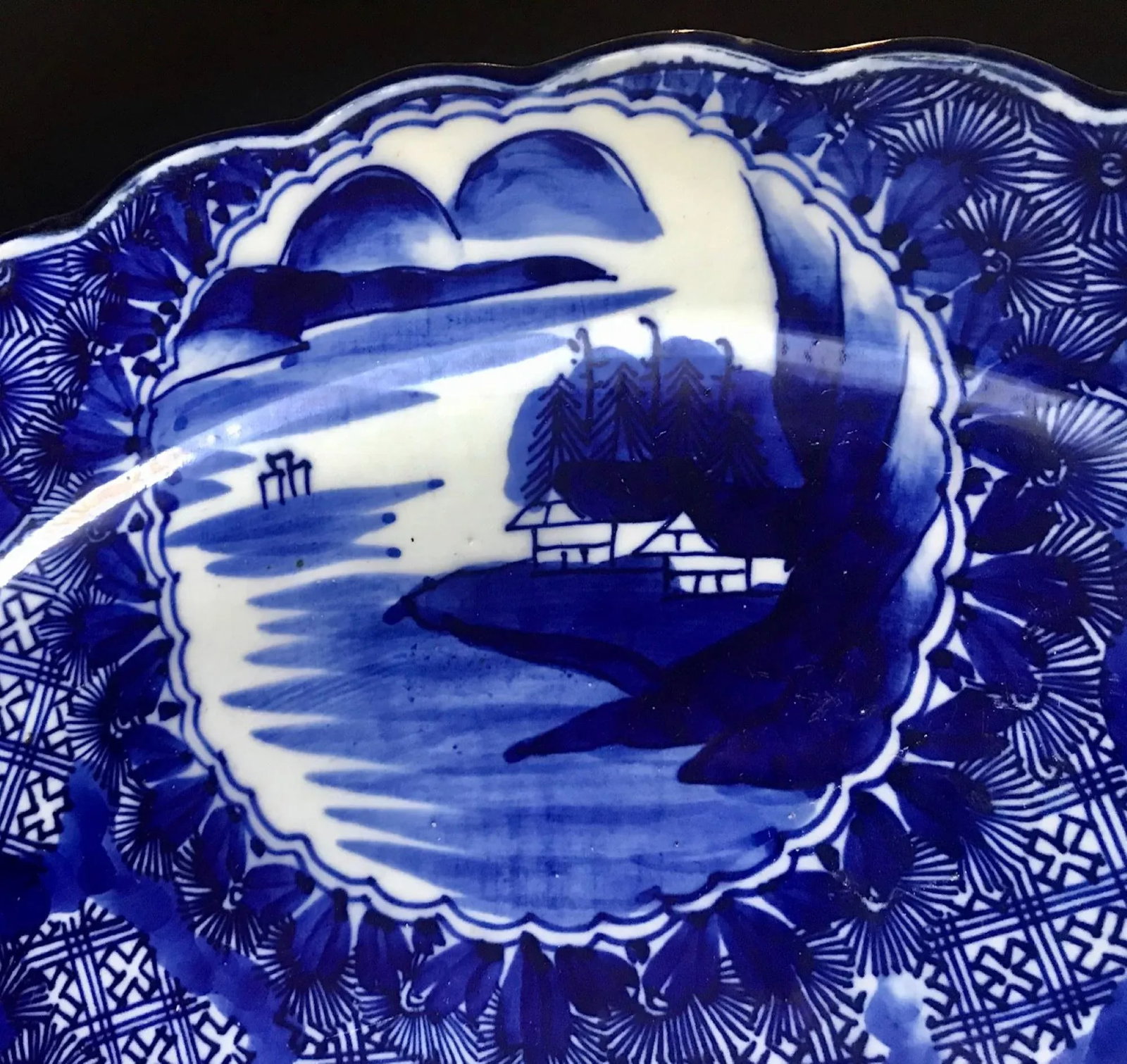 18th Century Imari Blue and White Round Scalloped Japanese Oversized Platter - 7