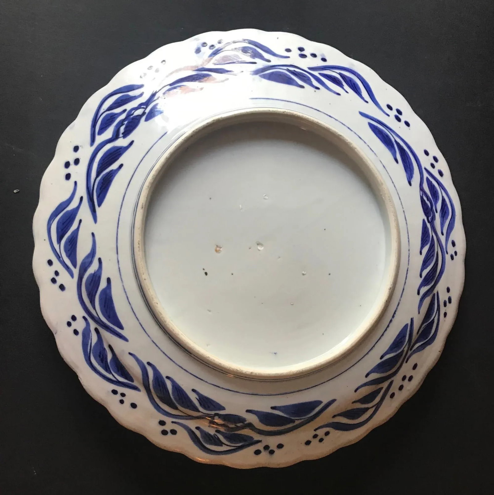18th Century Imari Blue and White Round Scalloped Japanese Oversized Platter - 8