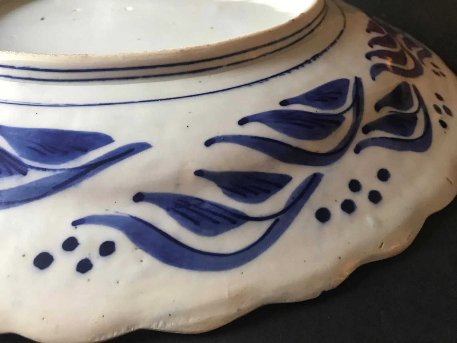 18th Century Imari Blue and White Round Scalloped Japanese Oversized Platter - 9