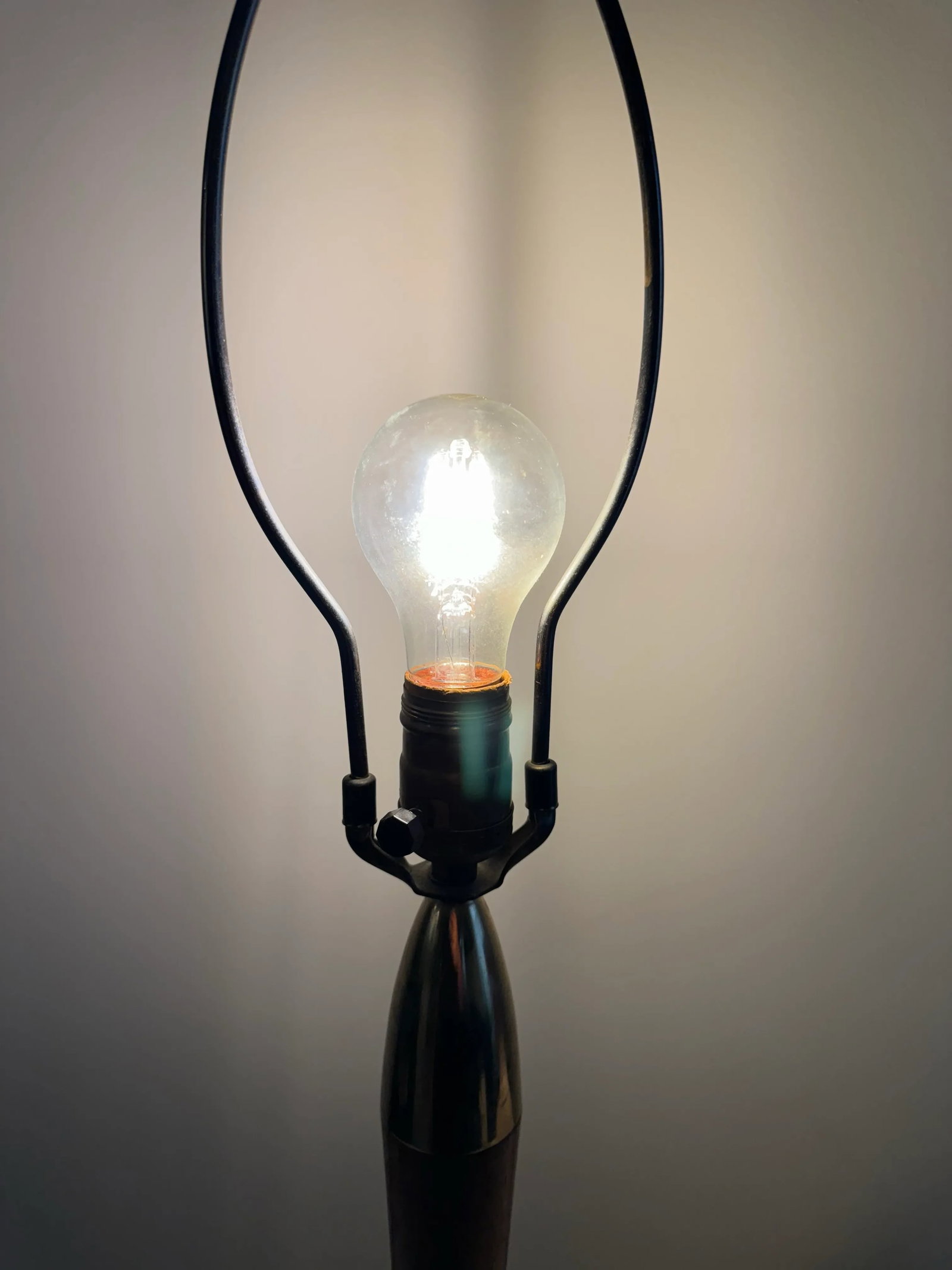 Mid Century Modern Walnut and Brass Table Lamp - 7