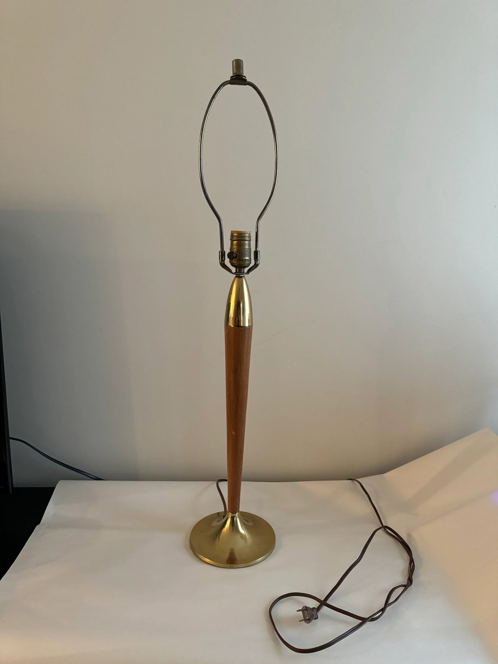 Mid Century Modern Walnut and Brass Table Lamp - 8