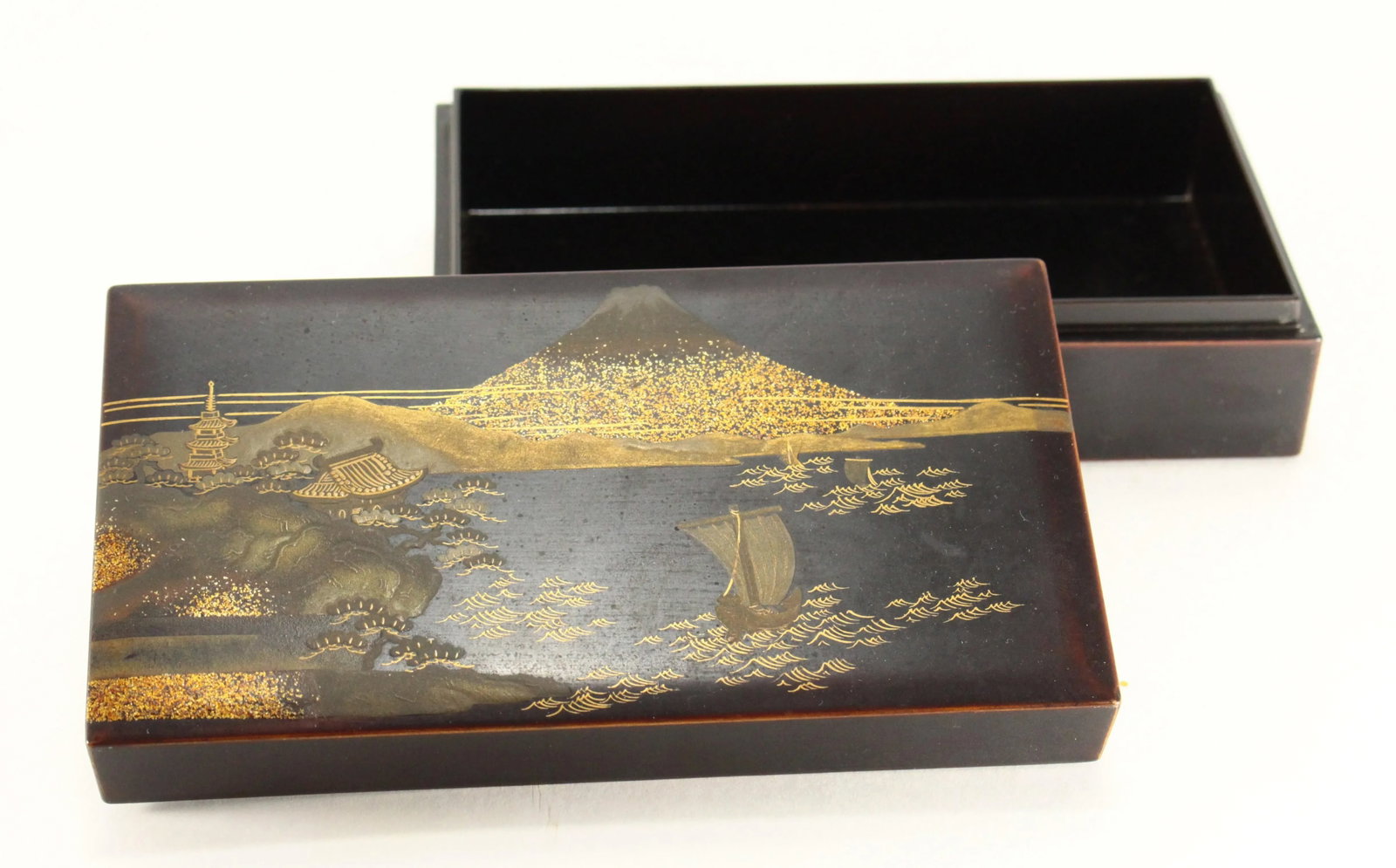 Circa 1920s-1940s Signed Gilt Black Lacquer Japanese Box, Mount Fuji - 9