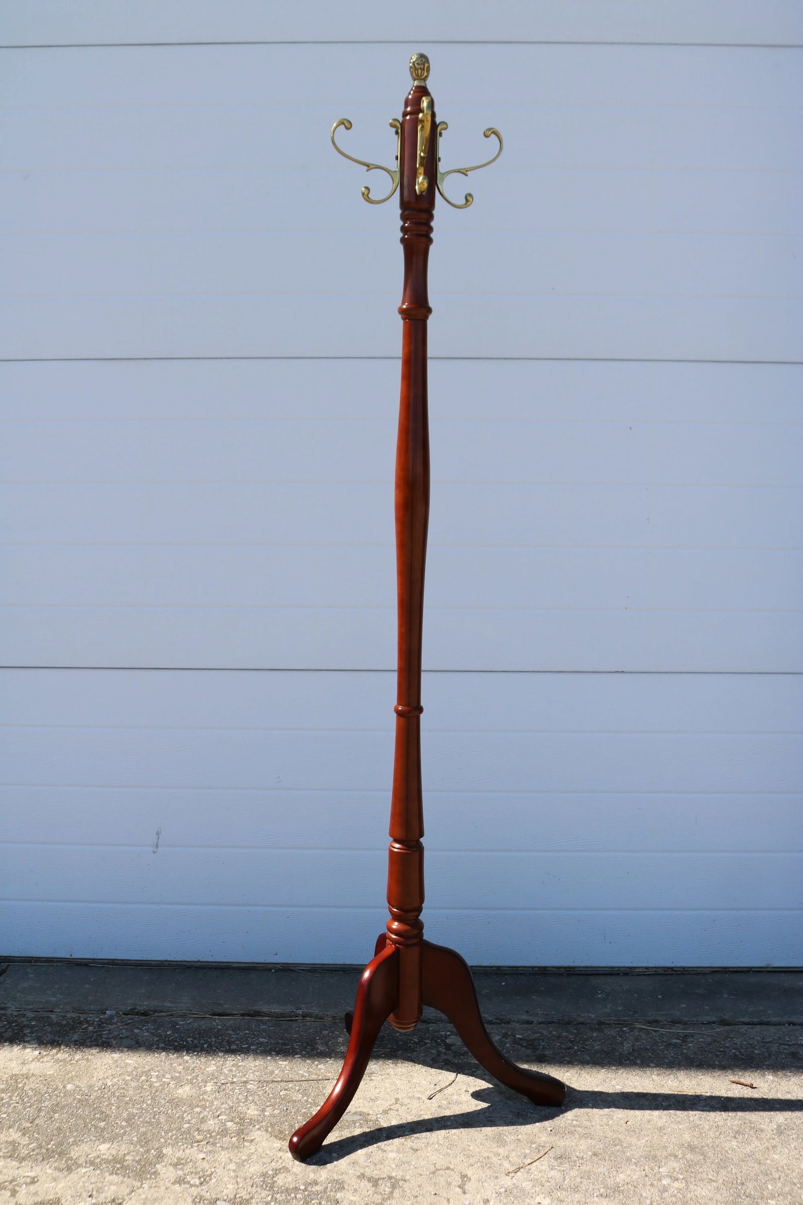 Traditional Vintage Mahogany Coat Tree With Brass Pineapple Finial Attributed to the Bombay Company - 2