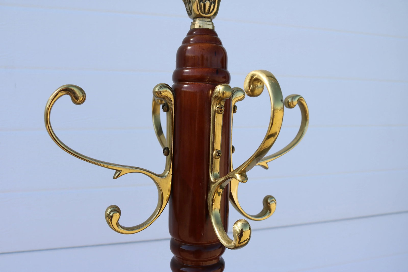 Traditional Vintage Mahogany Coat Tree With Brass Pineapple Finial Attributed to the Bombay Company - 5