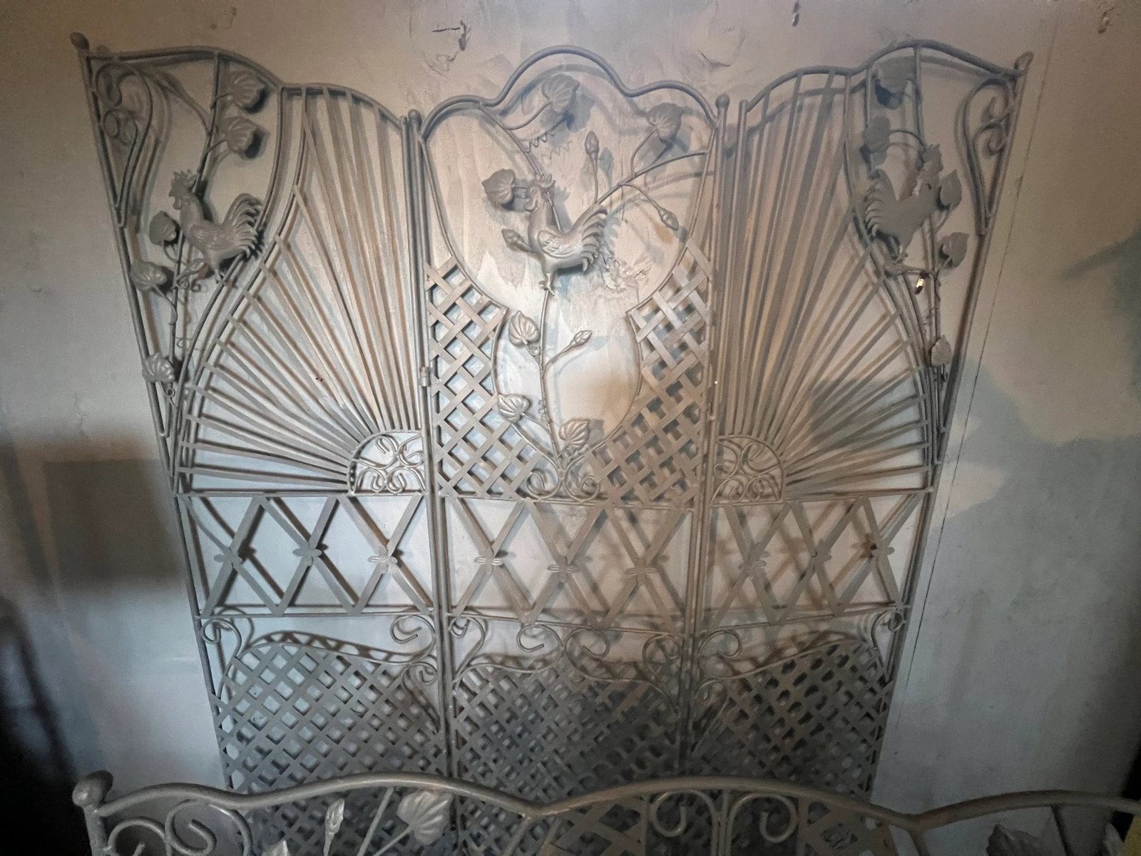 1990s Wrought Iron Rooster Motif Settee, Chairs and Screen, 4 Pieces - 4