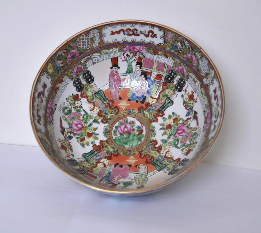 Late 19th Century Cantonese Famille Rose Punch Bowl With Qianlong Reign Mark - 2