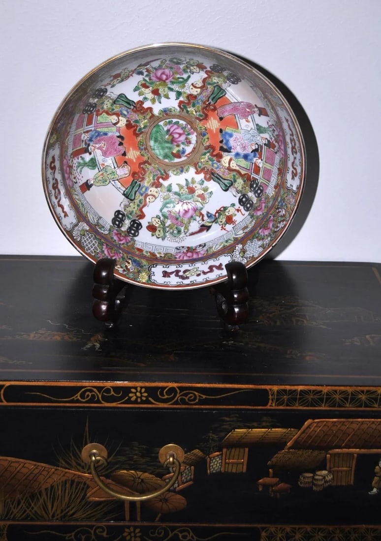 Late 19th Century Cantonese Famille Rose Punch Bowl With Qianlong Reign Mark - 9