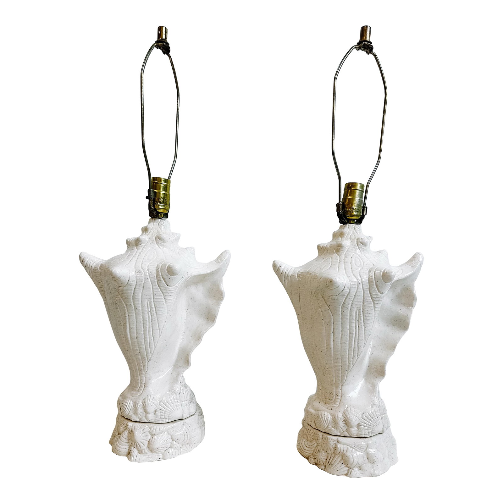 Vintage Pair of White Ceramic Coastal Conch Shell Lamps: A great pair of Vintage white speckled conch shell lamps. What a great addition to you coastal home as is or paint a new fun color. 1970's creamy white with a brown speckled glaze. They are in great c