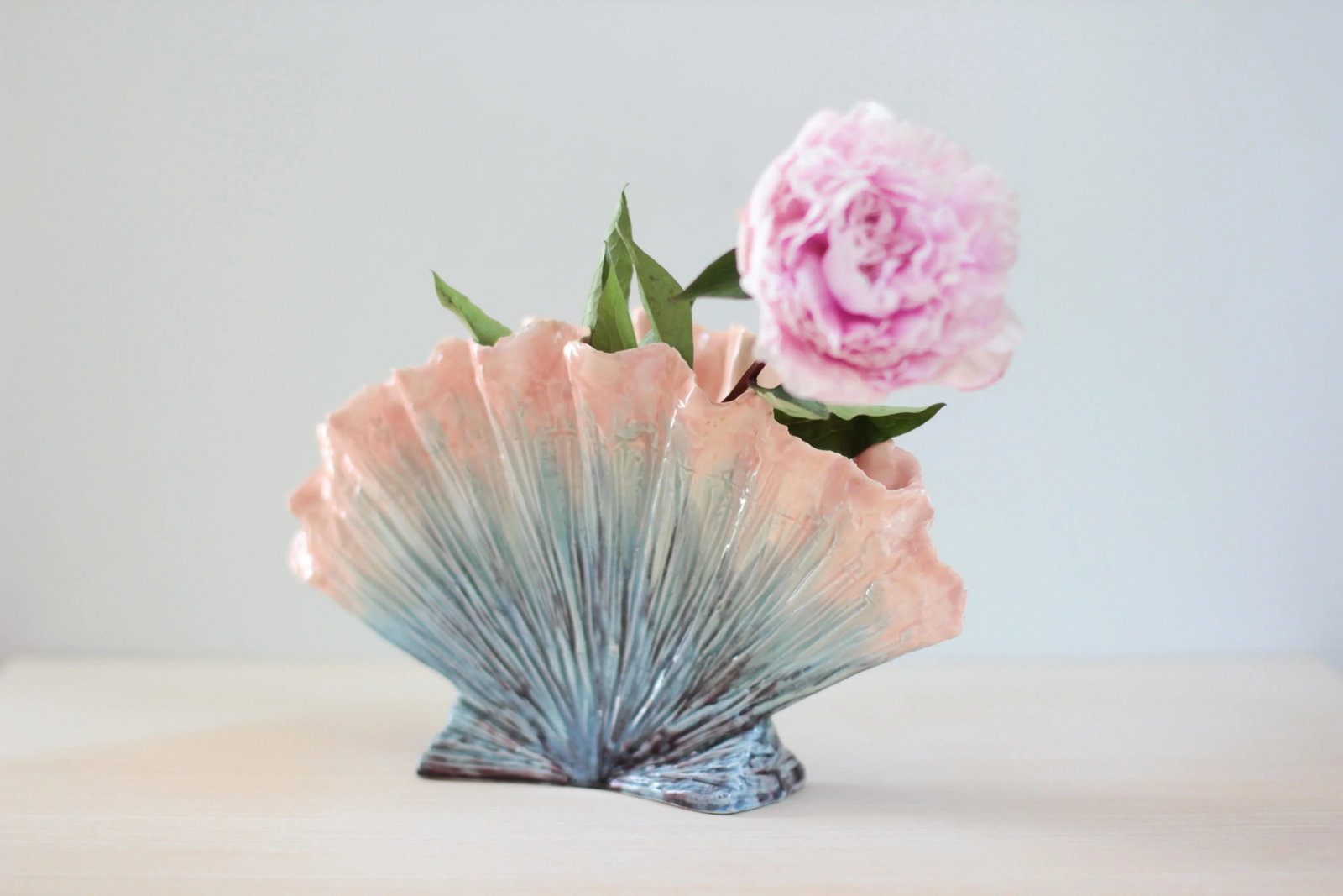 Hollywood Regency Hedi Schoop Seashell Vase Mid-Century California Pottery in Ombre Blue and Pink Gl - 12