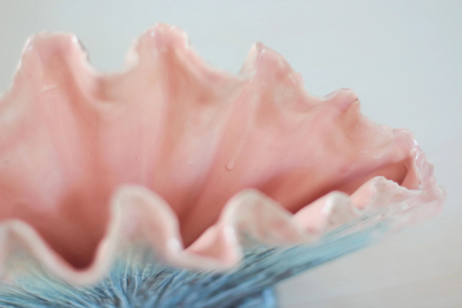 Hollywood Regency Hedi Schoop Seashell Vase Mid-Century California Pottery in Ombre Blue and Pink Gl - 5