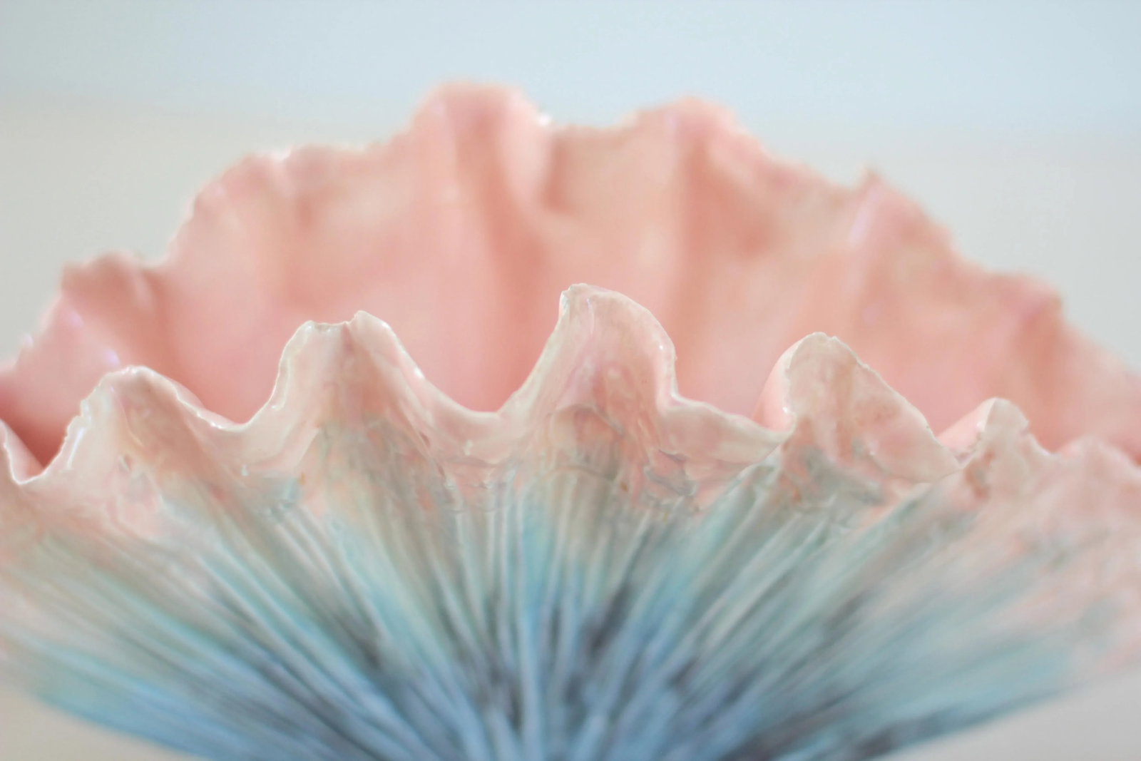 Hollywood Regency Hedi Schoop Seashell Vase Mid-Century California Pottery in Ombre Blue and Pink Gl - 6