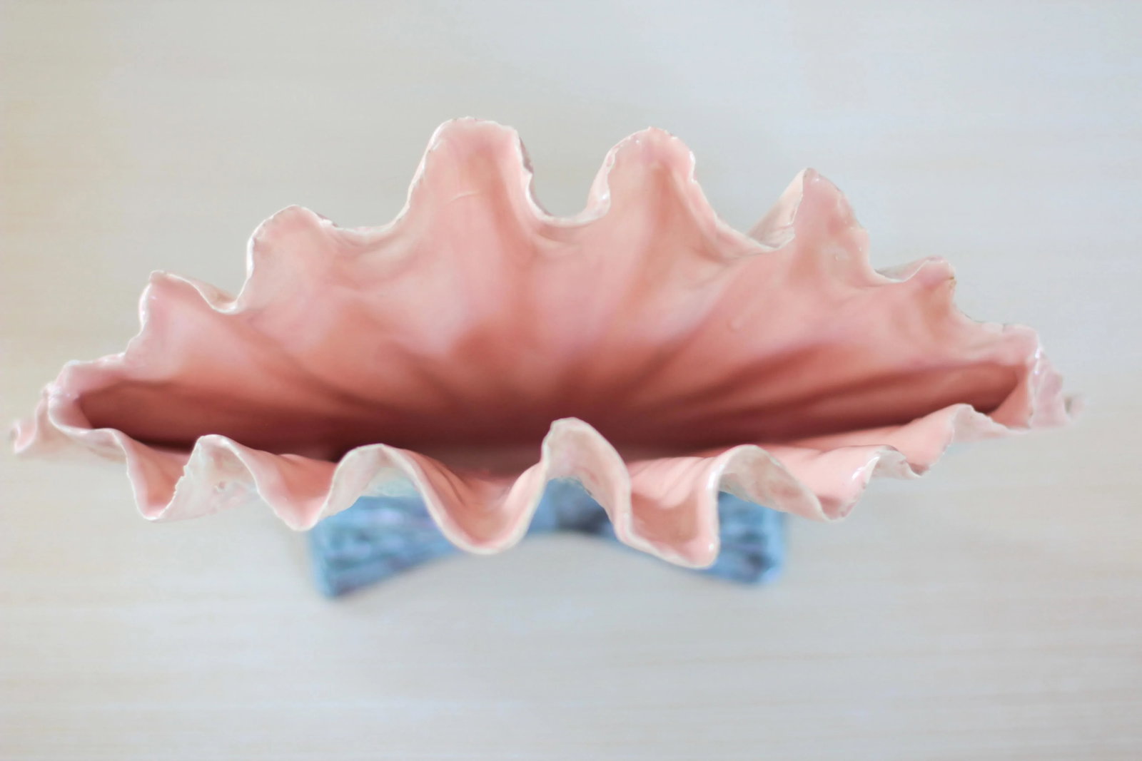 Hollywood Regency Hedi Schoop Seashell Vase Mid-Century California Pottery in Ombre Blue and Pink Gl - 9