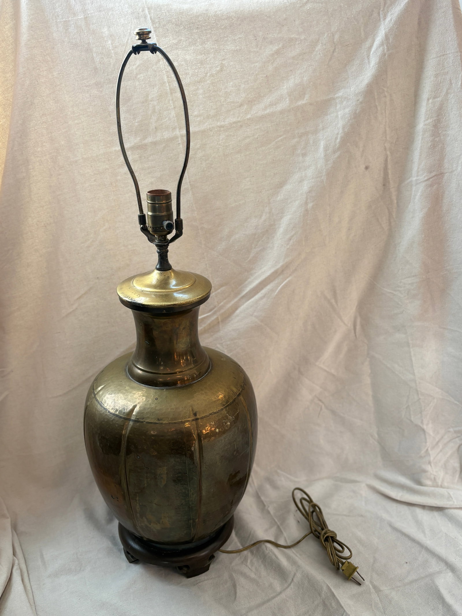 1950s Mid-Century Brass Ginger Jar Table Lamp on Wood Base, Circa 1950s - 2