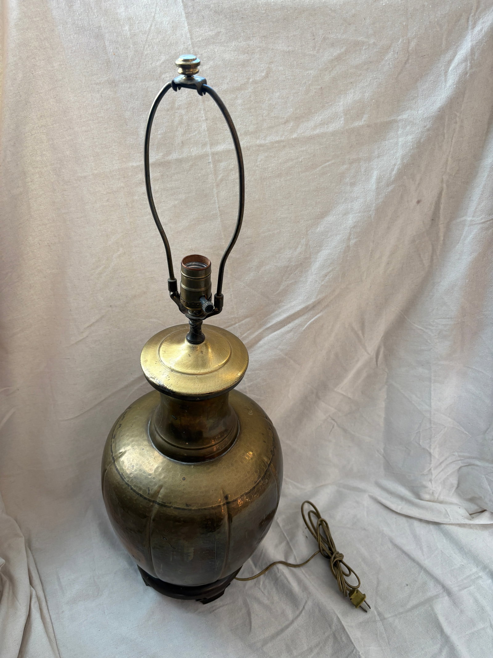 1950s Mid-Century Brass Ginger Jar Table Lamp on Wood Base, Circa 1950s - 3