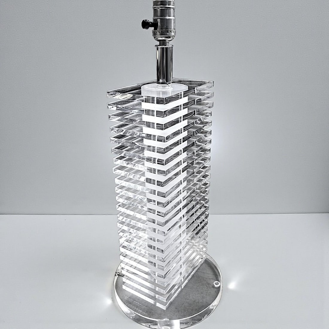 Vintage Mid Modernist Clear Lucite Stacked Tiled Skyscraper Table Lamp, Attributed to Bauer - 3