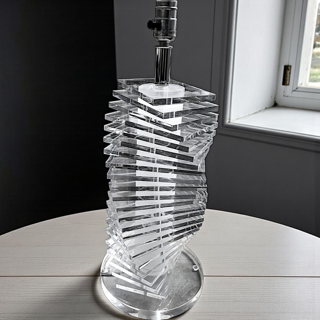 Vintage Mid Modernist Clear Lucite Stacked Tiled Skyscraper Table Lamp, Attributed to Bauer - 7