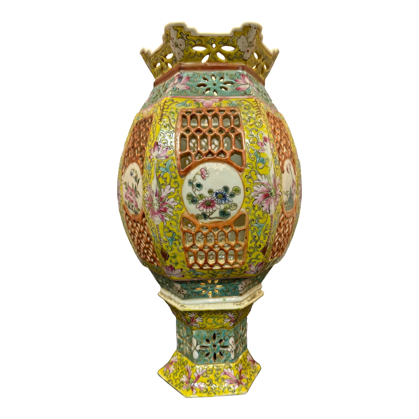 Rare Antique Chinese Famille Rose Porcelain Palace Lantern Late 19th Century: This is a Chinese Famille Rose porcelain lantern, dating from the late 19th to early 20th century. It features a distinctive hexagonal baluster form with intricately reticulated (pierced) panels and