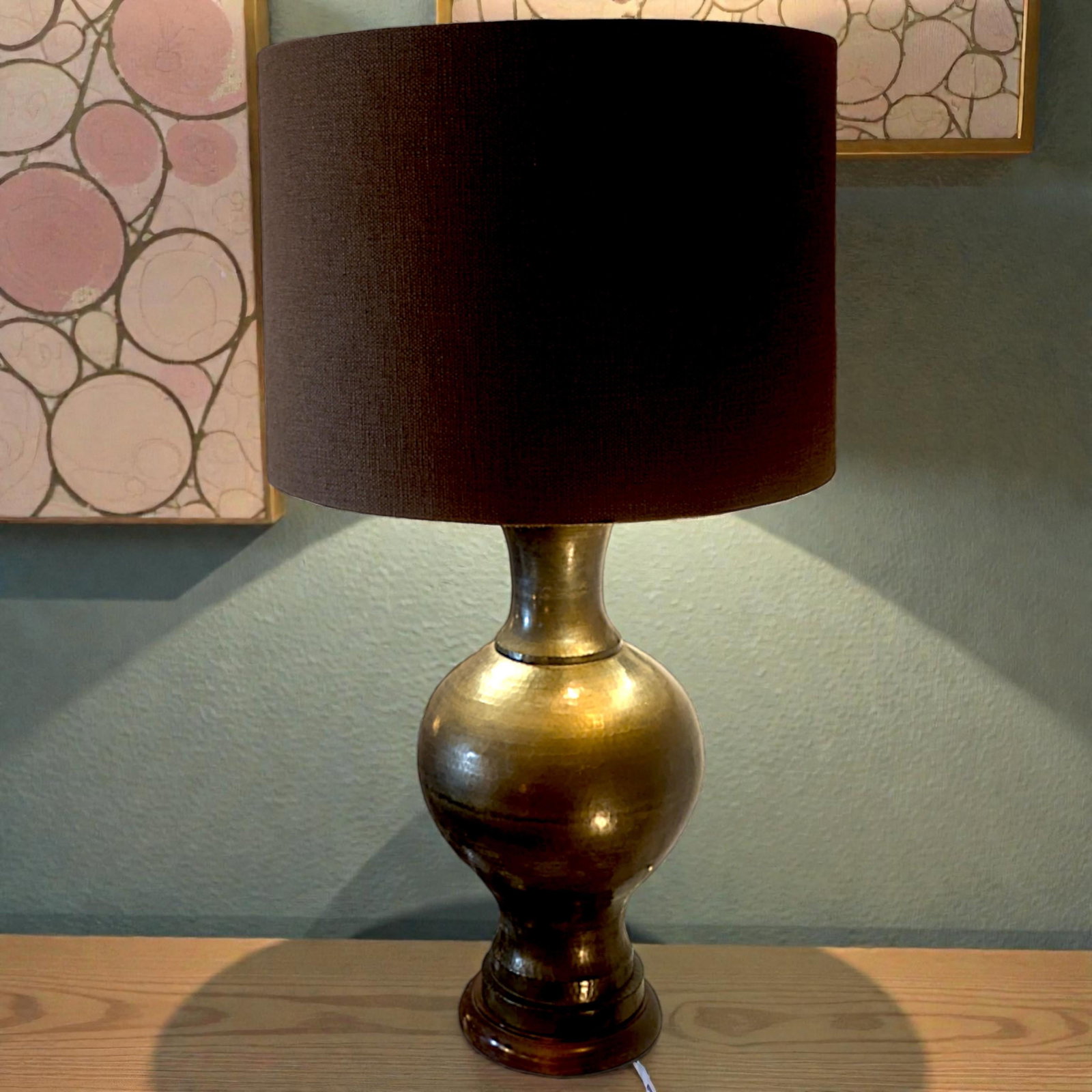 1940s Italian Monumental Hammered Brass Seamless Bulbous Table Lamp on Mahogany Plinth - 10