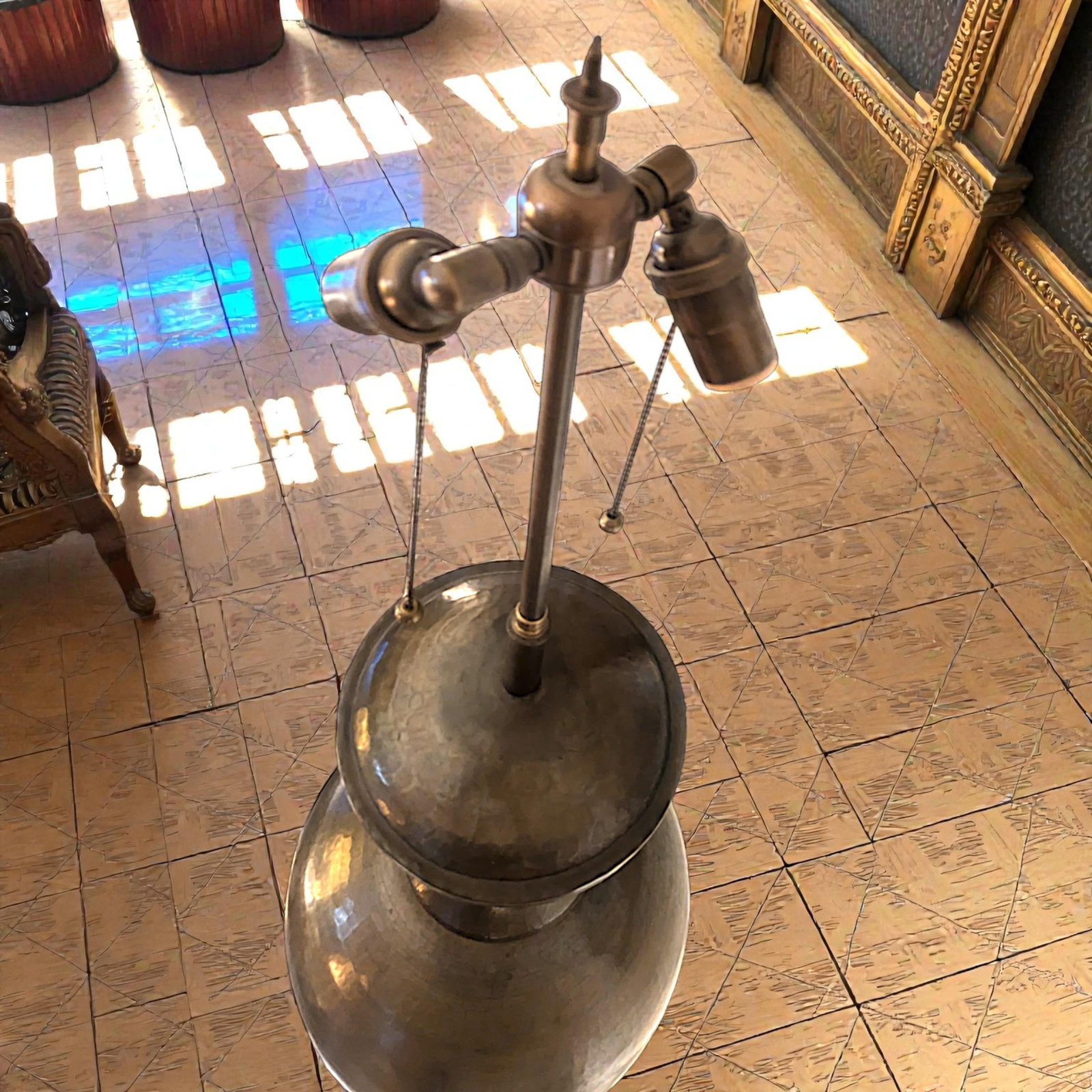 1940s Italian Monumental Hammered Brass Seamless Bulbous Table Lamp on Mahogany Plinth - 15