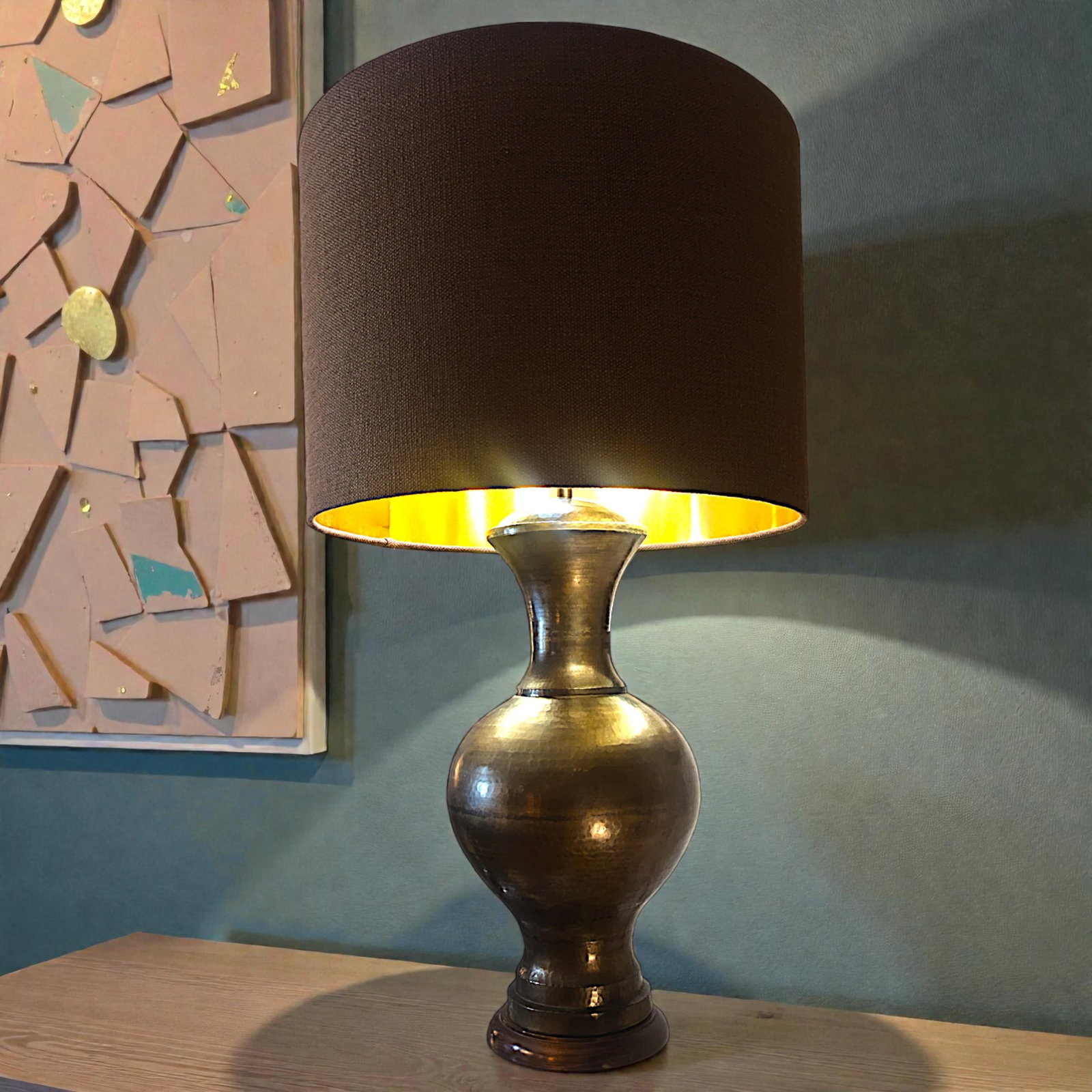 1940s Italian Monumental Hammered Brass Seamless Bulbous Table Lamp on Mahogany Plinth - 3