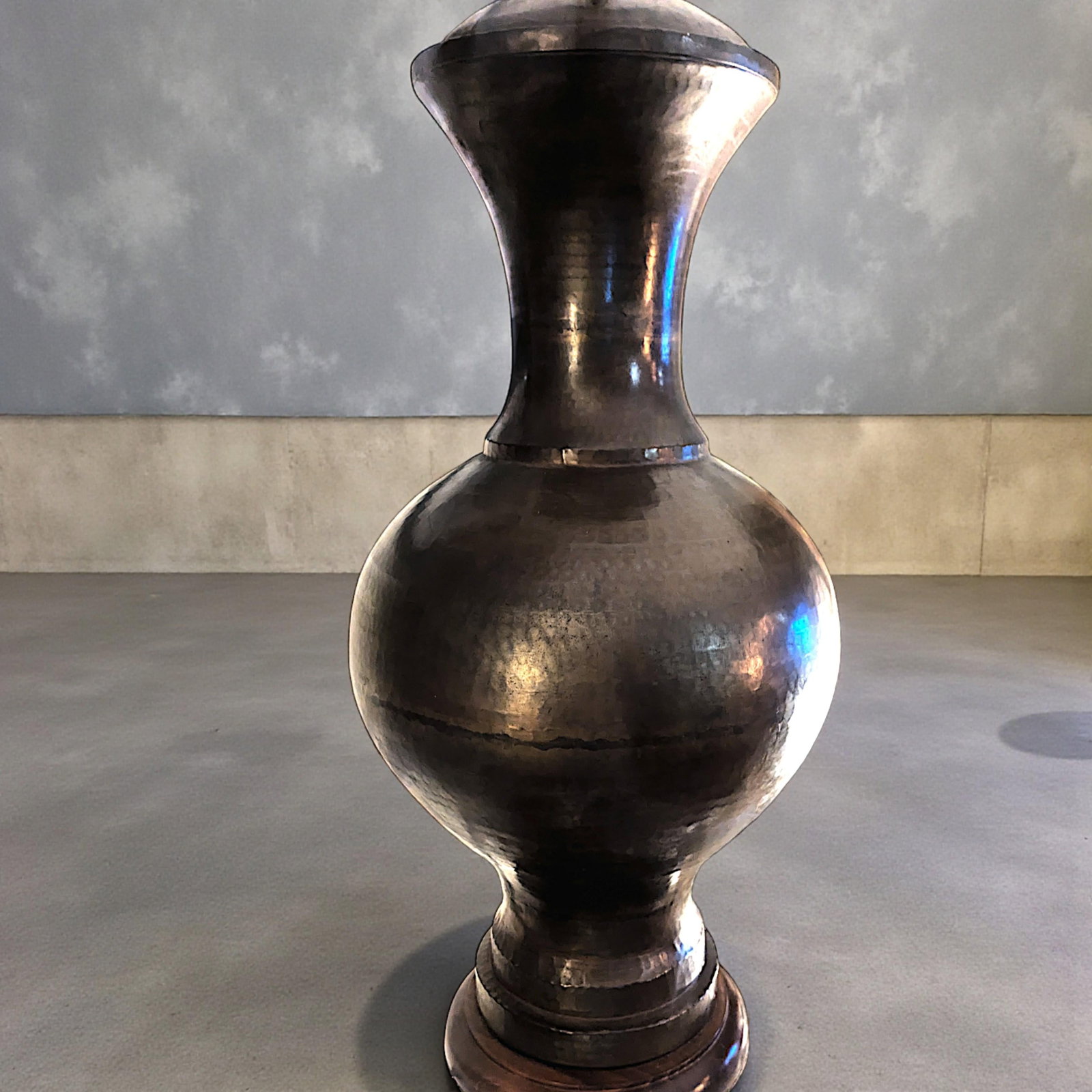 1940s Italian Monumental Hammered Brass Seamless Bulbous Table Lamp on Mahogany Plinth - 4