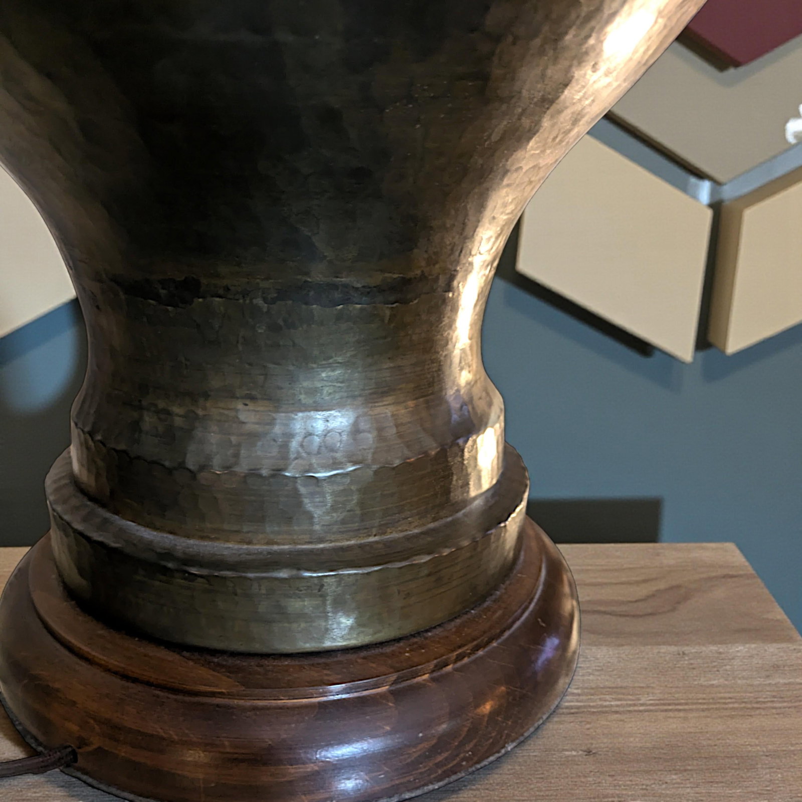 1940s Italian Monumental Hammered Brass Seamless Bulbous Table Lamp on Mahogany Plinth - 5