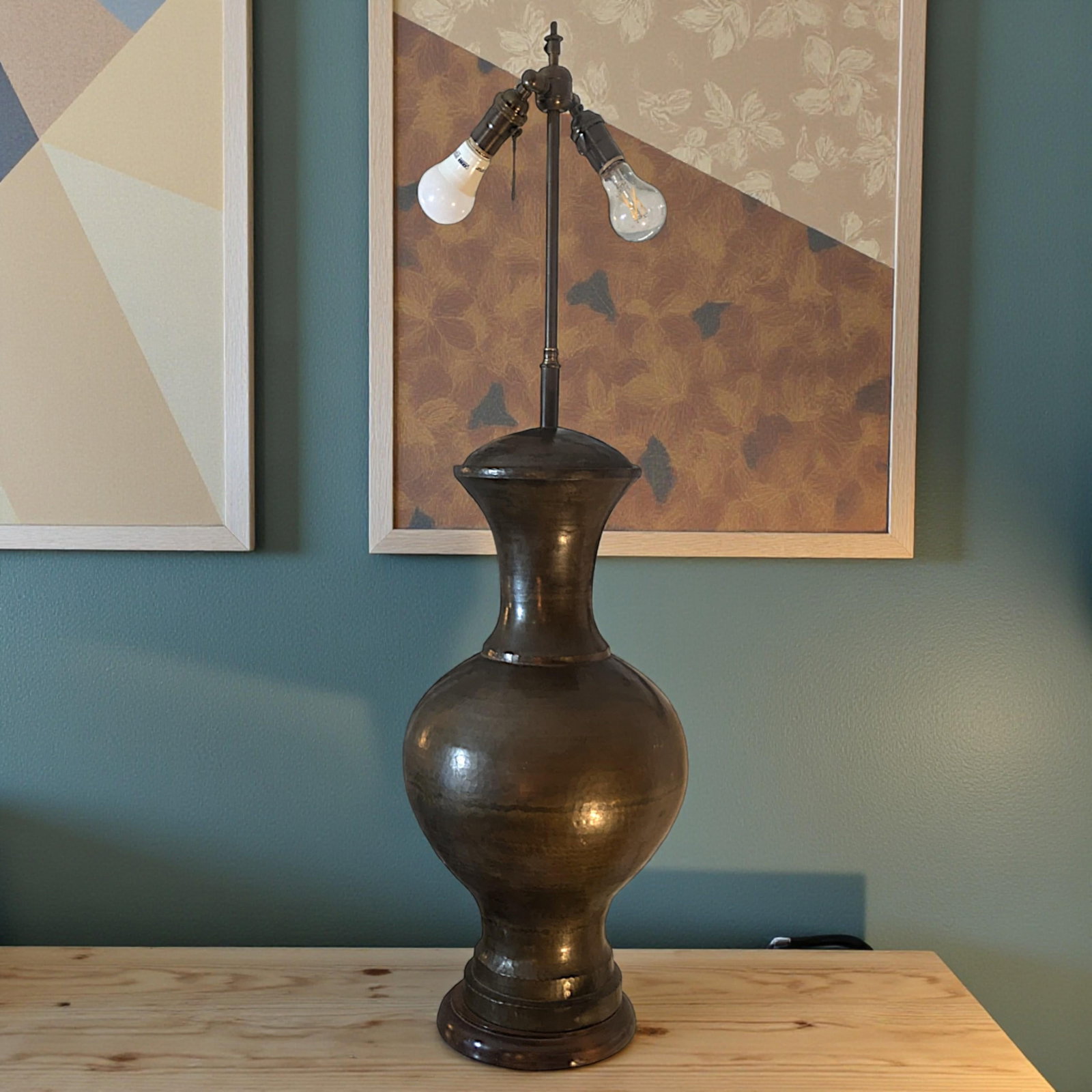 1940s Italian Monumental Hammered Brass Seamless Bulbous Table Lamp on Mahogany Plinth - 6