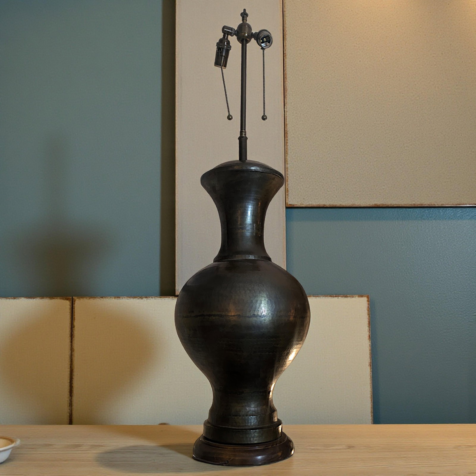1940s Italian Monumental Hammered Brass Seamless Bulbous Table Lamp on Mahogany Plinth - 7