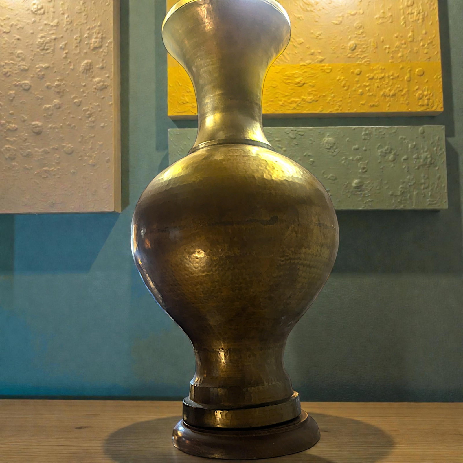 1940s Italian Monumental Hammered Brass Seamless Bulbous Table Lamp on Mahogany Plinth - 8