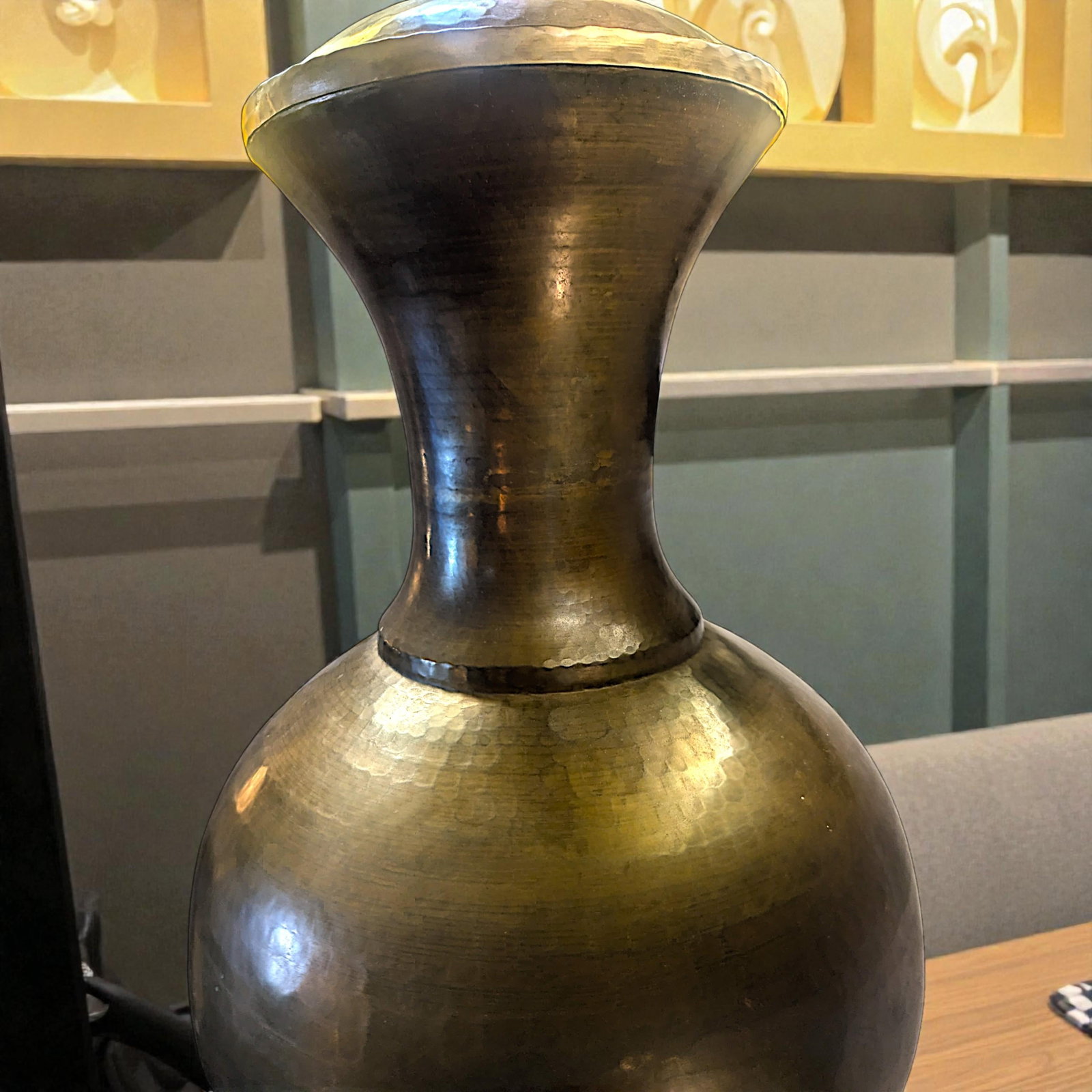 1940s Italian Monumental Hammered Brass Seamless Bulbous Table Lamp on Mahogany Plinth - 9