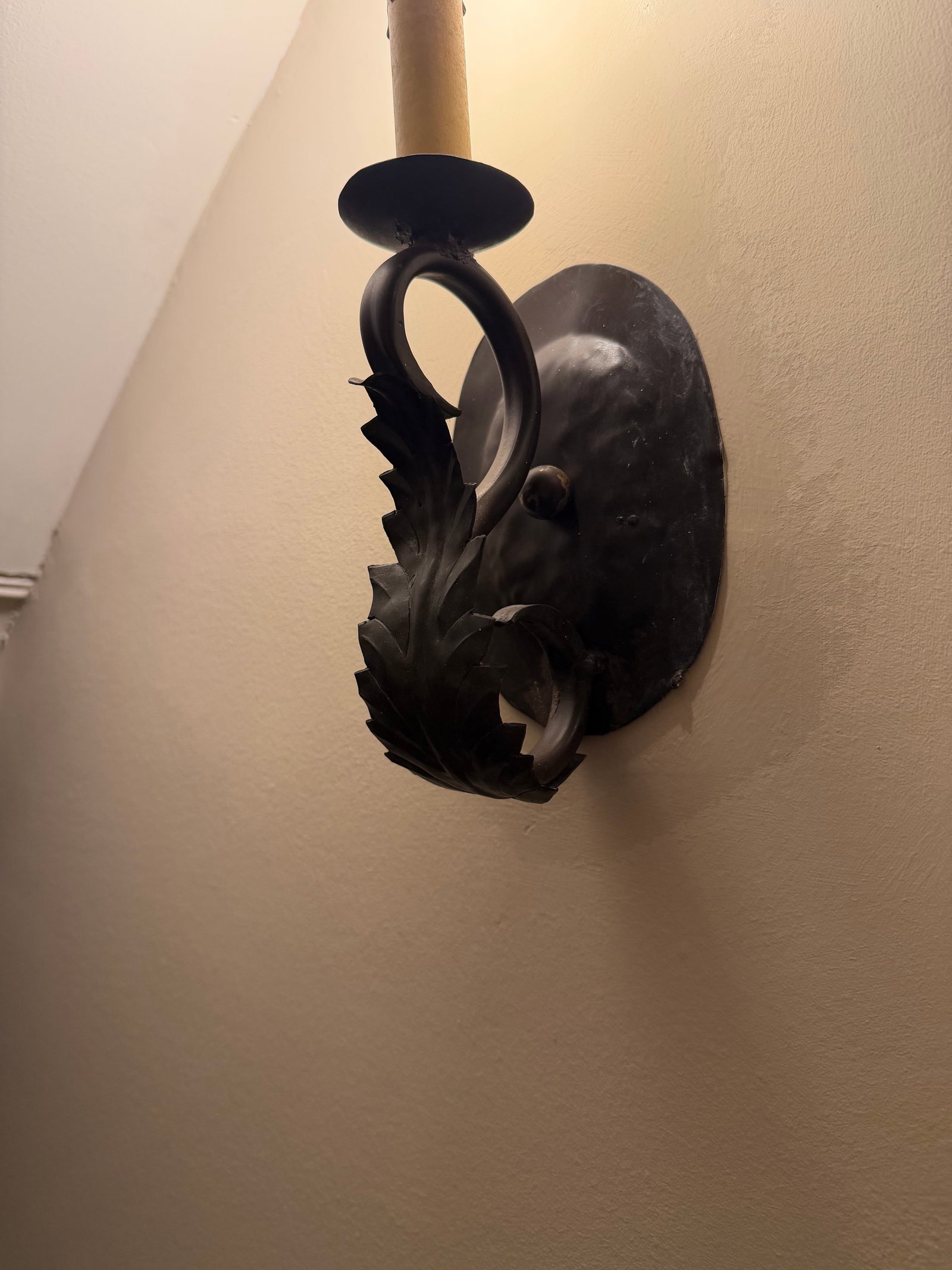 1990s Single Iron Sconce With Leaf Motif - 2