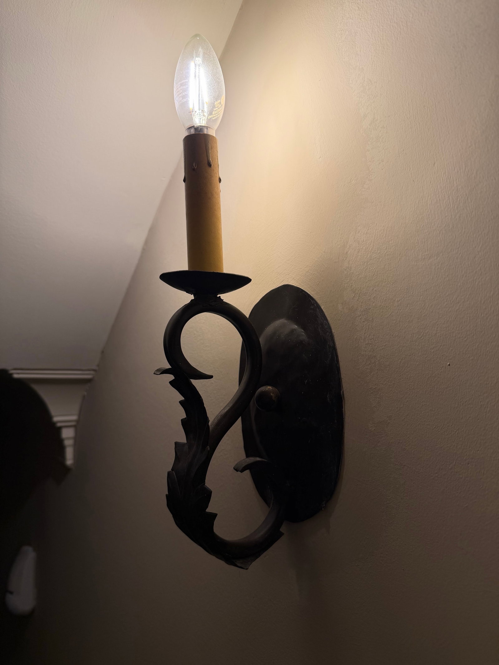 1990s Single Iron Sconce With Leaf Motif - 3