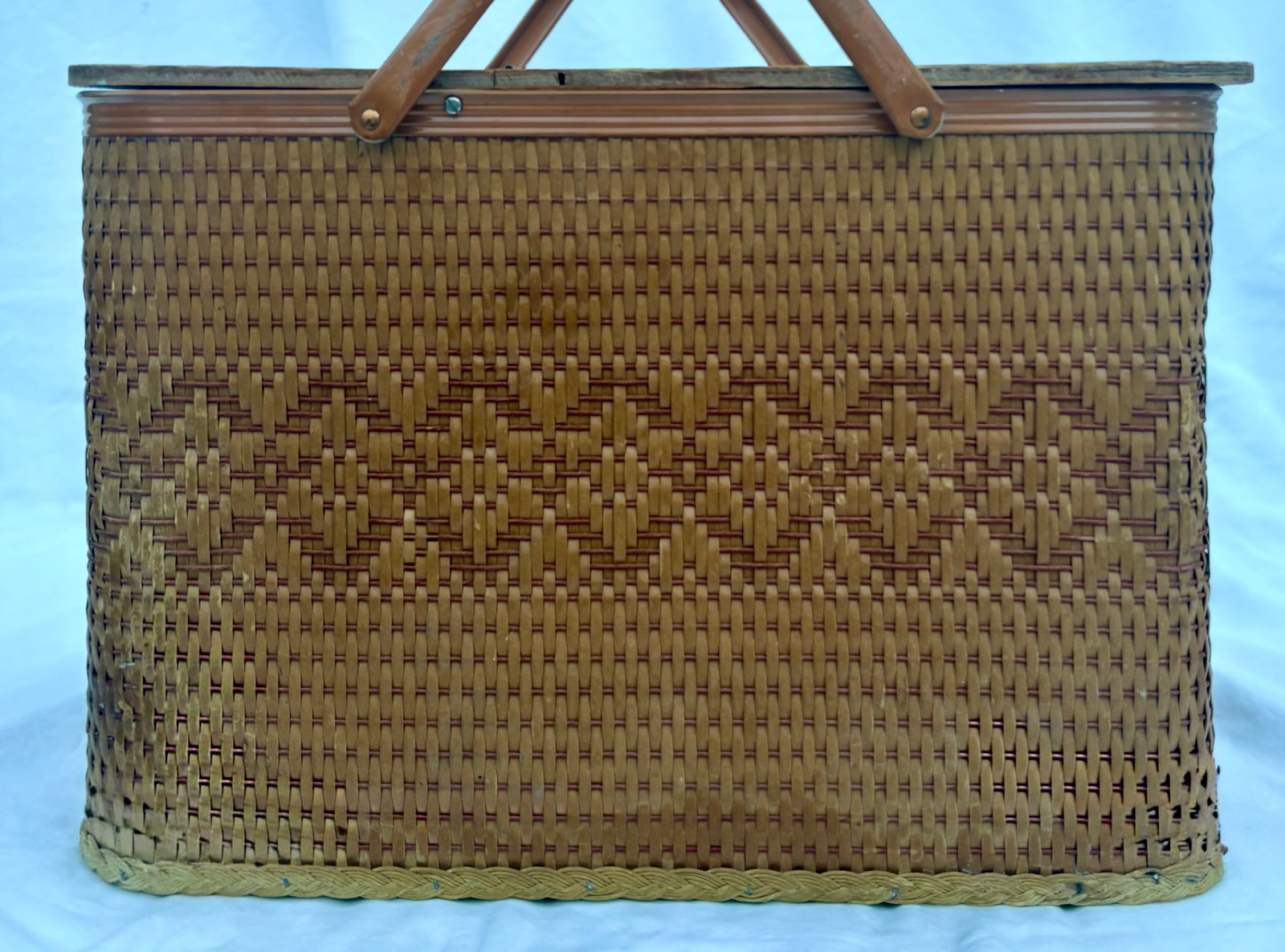 1960's Redmond Woven Rattan PicNic Basket With Dinnerware-13 Pieces - 11