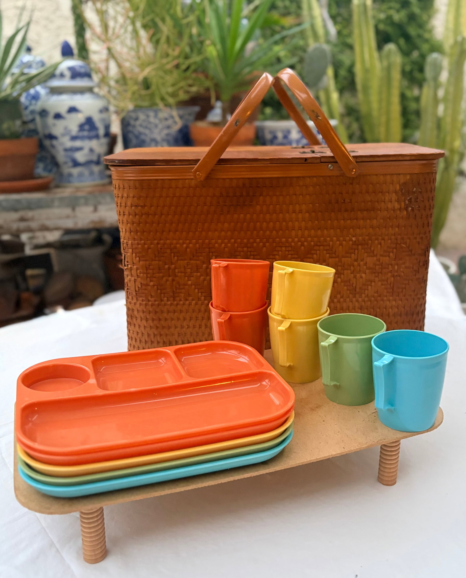 1960's Redmond Woven Rattan PicNic Basket With Dinnerware-13 Pieces - 15