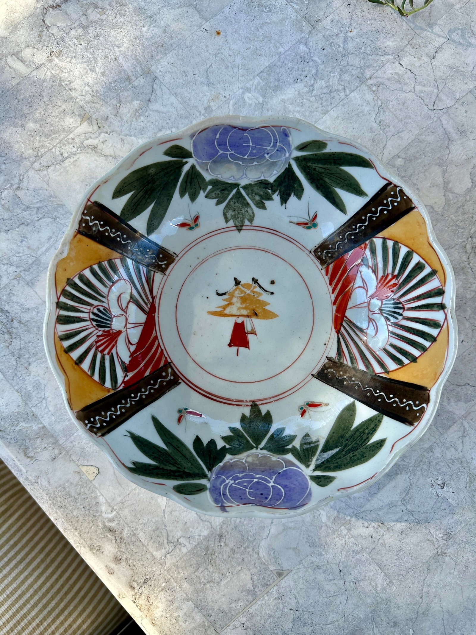 1890 Antique Japanese Imari-Style Scalloped Bowl With Floral & Fan Motifs, Meiji-Taisho Period - 3